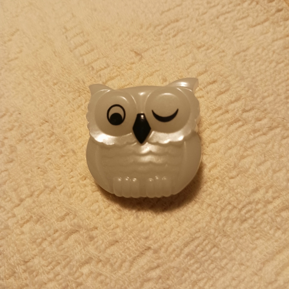 💙 Vintage Avon Plastic Owl Brooch/ Pendant from the 1970's.